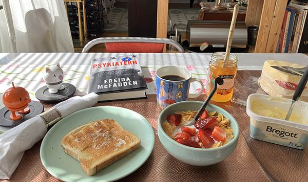 Lördagsfrukost m rostat bröd flingor o mjölk jordgubbar Hopptisarna o Psykiatern