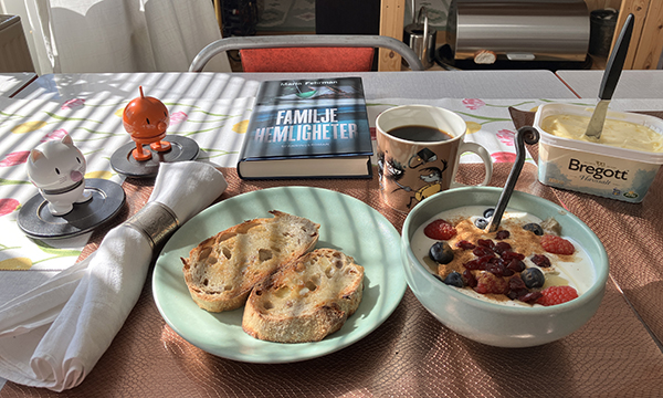 Lördagsfrukost med rostat nötbröd fil med bär Hopptisarna och Familjehemligheter