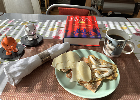 Måndagsfrukost trasig julknäcke två små fröknäcken kaffe Hopptisarna o Kvinnorna