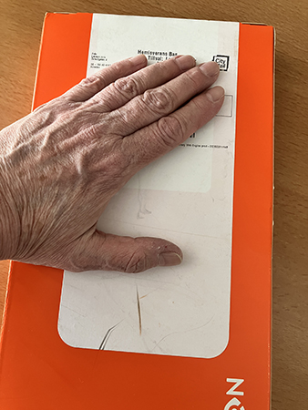 Min hand på orange paket