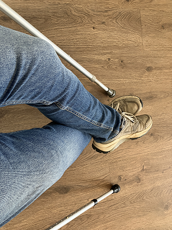 Mina jeansben med kryckor i väntrummet