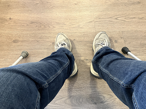 Mina jeansben o fötter o kryckor i väntrummet