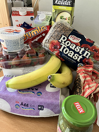 Mjölk soppor godis bär ägg bostongurka rostbröd Pro Viva bananer räksallad Mjölk soppor godis bär ägg bostongurka rostbröd Pro Viva bananer räksallad