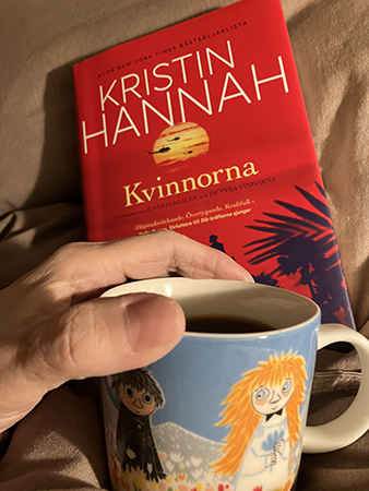 Morgonläsning av Kvinnorna med kaffe på sängen