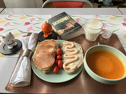 Nötbröd med kalkonsalami o kaviar o tomatsoppa med Hopptisarna och Skuggriket