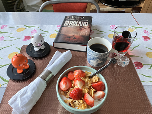 Onsdagsfrukost med jordgubbar i filen Hopptisarna och Blodland