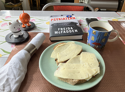 Ostmackor o kaffe till hemmalunch med Hopptisarna o Psykiatern