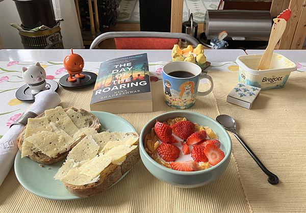 Påksaftonsfrukost med Hopptisarna The day of the roaring rostat nötbröd flingor m mjölk o jordgubbar