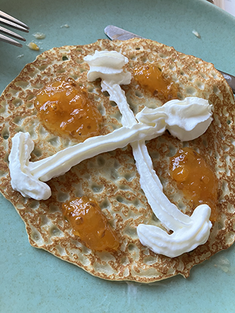Pannkaka med ankarliknande i sprejgrädde o hjortronsylt