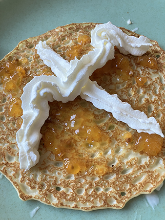 Pannkaka med X i grädde o hjortronsylt