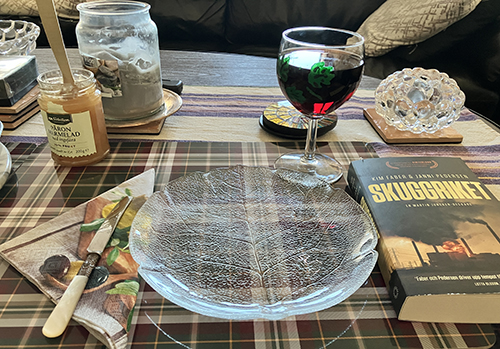 Päronmarmelad rödvin assiett och boken Skugglandet