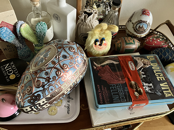 Påskägg och chokladaskar på drinkvagnen