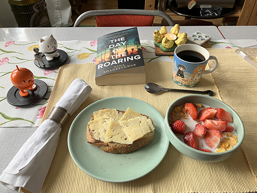 Påskdagsfrukost med The roaring Hopptisarna o Kindereggfigur rostat nötbröd flingor m mjölk o jordgubbar