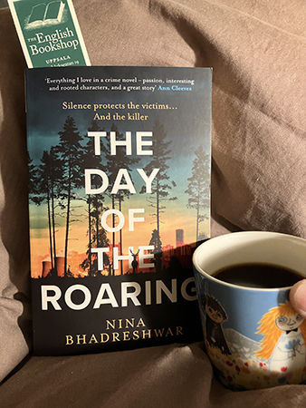 Påskdagsläsning på sängen The day of the roaring o kaffe