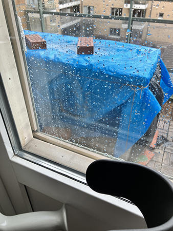 Påskdagsväder regn på balkongen