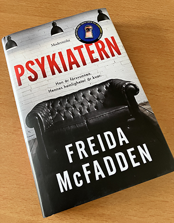 Recensionsexemplar från Modernista av Freida McFaddens bok Psykiatern