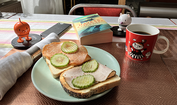 Rostade mackor med saltgurka Hopptisarna o Havets kyrkogård