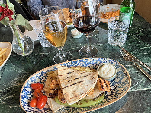 Shish Thaouk på Byblos med en öl och en skvätt rött