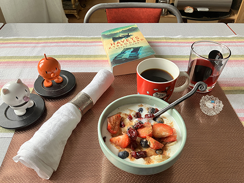 Sista aprilfrukost med Hopptisarna och Havets kyrkogård fil med bär