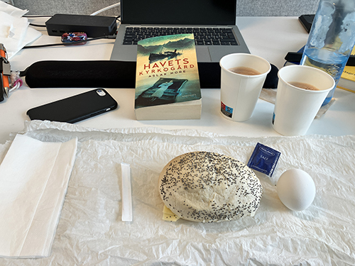 Skrivbordslunch Havets kyrkogård macka ägg varm choklad