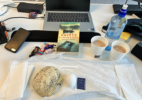 Skrivbordslunch me Havets kyrkogård macka ägg varm choklad godis