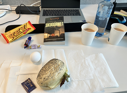 Skrivbordslunch med macka ägg kexchoklad varm choklad o Skuggriket