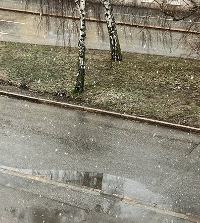 Snöblandat regn påskafton 2026