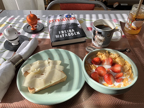 Söndagsfrukost m rostat bröd flingor o mjölk jordgubbar Hopptisarna Psykiatern kaffe