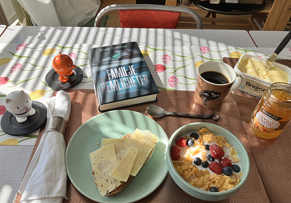 Söndagsfrukost med rostat bröd ost marmelad mjölk m flingor o bär Hopptisarna o Familjehemligheter