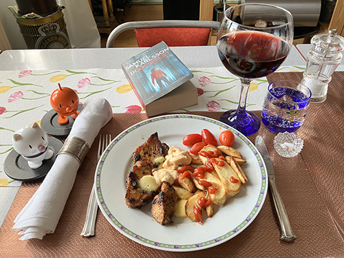 Stekt kalkon o klyftor Hopptisarna ett glas rött boken Dödsspelet