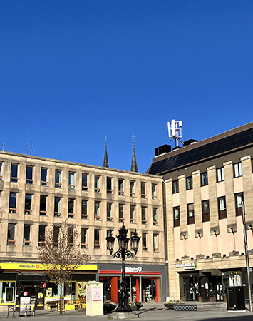 Stora torget domkyrkotornen sticker upp mot blå himmel