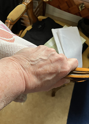 Strykning på en stol och min hand håller i ryggstödet