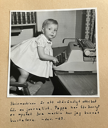 Testar pappas skrivmaskin på redaktionen dec 1963