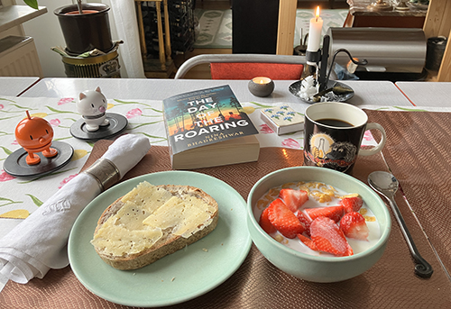 Tisdagsfrukost med Hopptisarna The day of the roaring rostat bröd flingor o mjölk jordgubar levande ljus