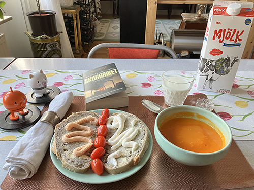 Tomatsoppa med kaviarmacka räkostmacka tomater mjölk Hopptisarna och Skuggriket