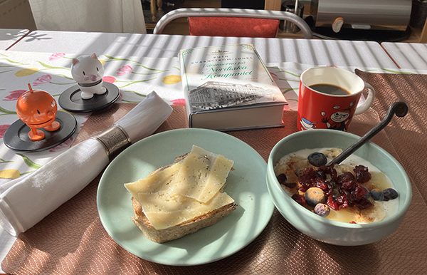 Torsdagsfrukost med Hopptisarna Väninnorna på NK rostat bröd o fil med bär