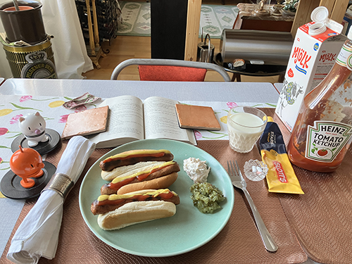 Tre grillade kycklingkorvar med bröd Hopptisarna och bokuppslag