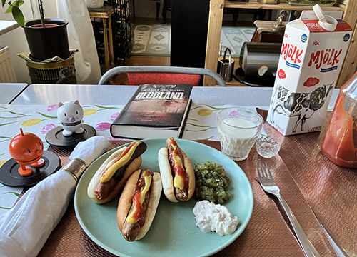 Tre kycklingkorvar med bröd Hopptisarna och boken Blodland