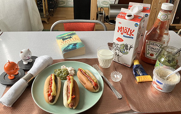 Tre kycklingkorvar med bröd räksallad bostongurka Hopptisarna Havets kyrkogård