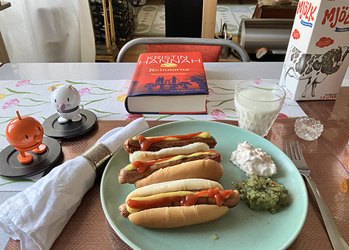 Tre kycklingkorvar med bröd räksallad o bostongurka Hopptisarna o Kvinnorna