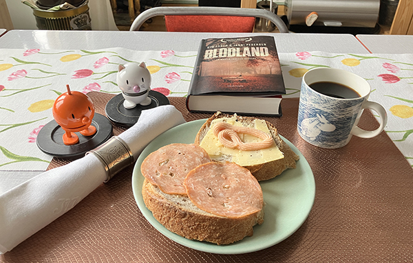 Två mackor nötbröd Hopptisarna kaffe och Blodland