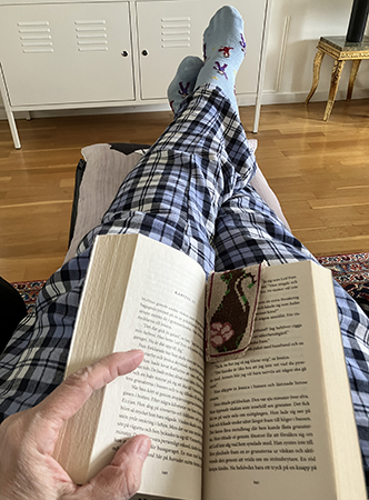 Uppslagen bok i knäet