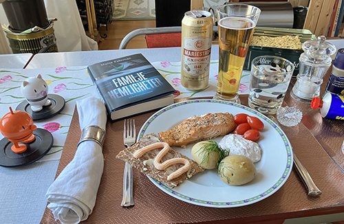 Varmrökt lax potatis romsås kaviarknäcke Hopptisarna öl Familjehemligheter