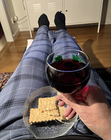 Vinkex och vin i hemmauniform