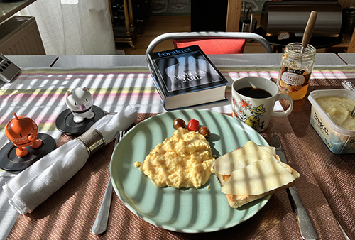 Äggröra rostat bröd söndagsfrukost med Hopptisarna o Föraktet