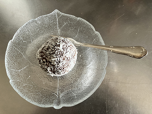 Chokladboll på glasfat med tårtgaffel i silver
