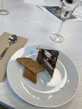 Chokladmoussetårtbit o chefens kolakakor samt bubbel