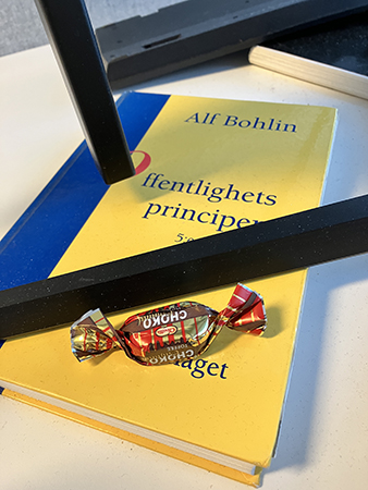 Chokokola på boken Offentlighetsprincipen
