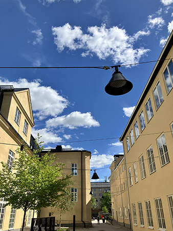 Cykelfabriken med blå himmel o små vita moln ovanför