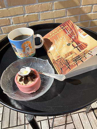 Eftermiddagsfika med Noisette o Hej då Karin på balkongen